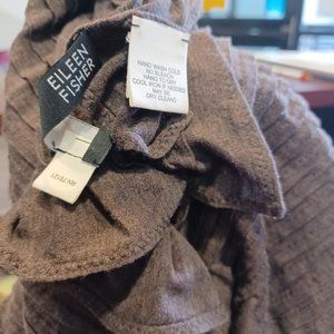 EILEEN FISHER  70 % silk 30 % scarf 100 % of proceeds goes to Charity.